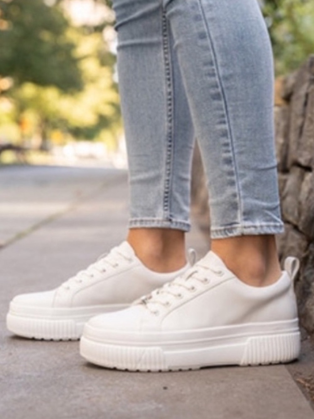 J/Slides NYC | West Leather Platform Classic Low Top Sneakers White (9 M)